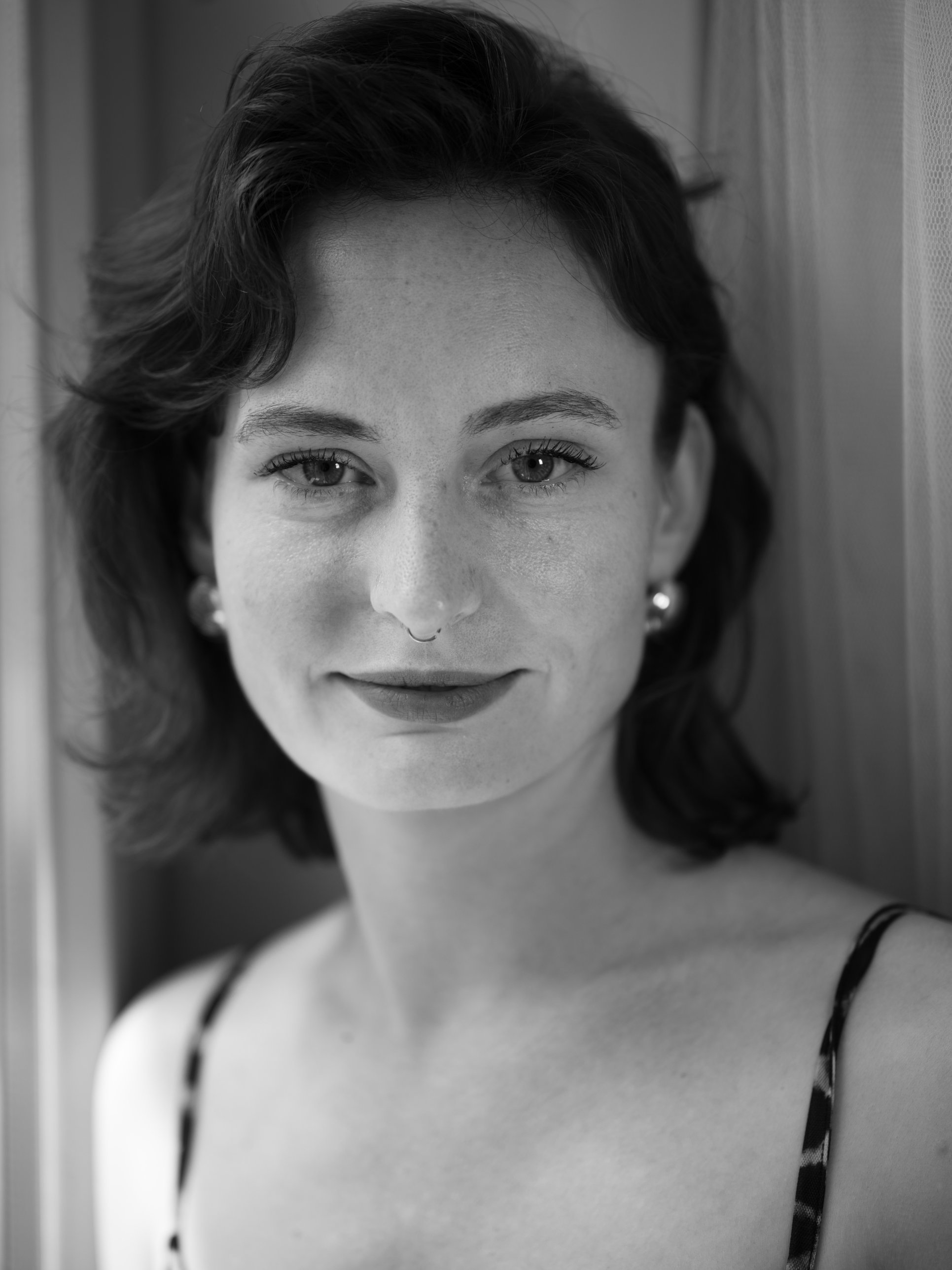 Porträt von Daniela in Schwarz-Weiß, direkter Blick in die Kamera