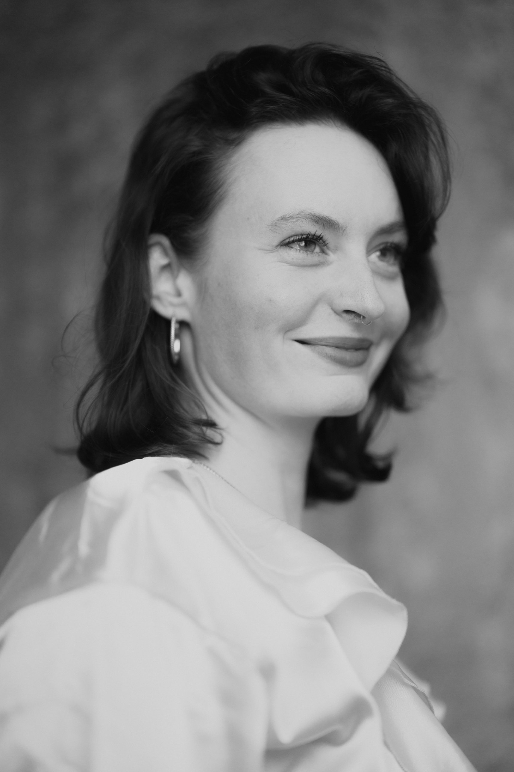 Daniela lächelnd im Profil, Schwarz-Weiß
